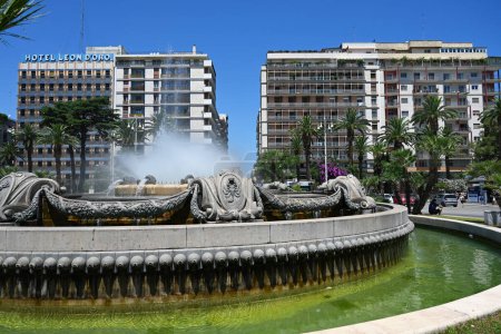 Foto de BARI, ITALIA - JULIO 2023: Fontana Monumentale Piazza Aldo Moro, bien ornamentado frente a la estación central de Bari en Bari, la capital de la región de Apulia en el sur de Italia - Imagen libre de derechos