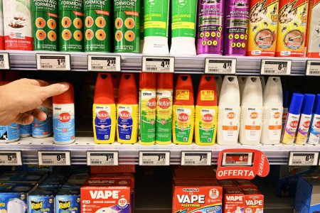 Téléchargez les photos : BARI, ITALIE - JUILLET 2023 : La marque Autan Insect protège les sprays, précautions contre les piqûres d'insectes dans un supermarché - en image libre de droit
