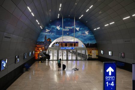 Téléchargez les photos : JERUSALEM, ISRAEL - 21 MAI 2023 : Voyageur dans le hall souterrain d'arrivée et de départ de Jérusalem, gare de Yitzhak Navon - en image libre de droit