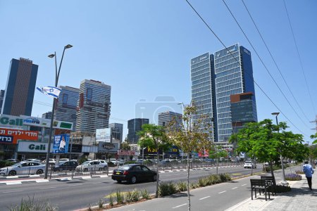 Foto de BNEI BRAK, ISRAEL - MAYO 2023: Parque de negocios con las torres Lyfe por encima - Imagen libre de derechos