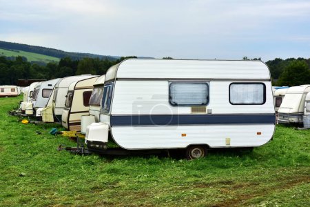 Téléchargez les photos : Roulottes anciennes des années 80 et 90 sur un camping en Belgique. - en image libre de droit