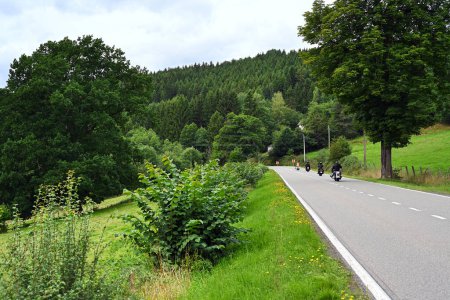 Téléchargez les photos : Groupe de motocyclistes faire un tour à travers le paysage vallonné des Ardennes belges - en image libre de droit