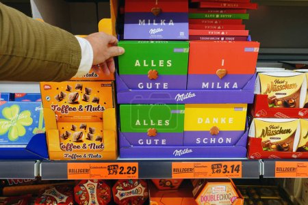 Téléchargez les photos : ALLEMAGNE - DÉCEMBRE 2023 : Cadeaux au chocolat Milka dans un supermarché à rabais Lidl. Milka est une marque de confiserie au chocolat originaire de Suisse. - en image libre de droit