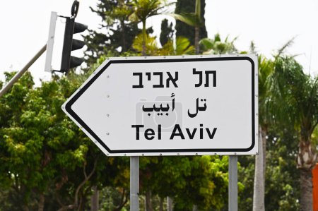 Foto de Señal de carretera trilingüe que indica el camino a Tel Aviv - Imagen libre de derechos