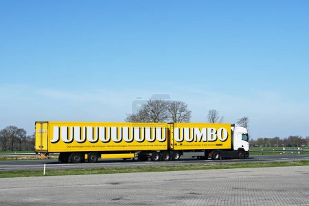 Téléchargez les photos : STAPHORST, PAYS-BAS - AVRIL 2023 : Grand véhicule de marchandises (LGV) de la chaîne de supermarchés néerlandaise Jumbo circulant sur l'autoroute A28 sur le chemin de la livraison de marchandises - en image libre de droit