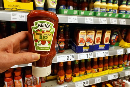Photo for GERMANY - JANUARY 2024: Squeeze bottle BIO label Heinz tomato Ketchup in a supermarket. Heinz is a brand owned by the Kraft Heinz Company - Royalty Free Image