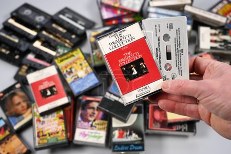 Téléchargez les photos : PAYS-BAS - FÉVRIER 2024 : Compilation de l'album sur cassette audio du ténor italien Luciano Pavarotti à vendre à une foire aux collectionneurs - en image libre de droit