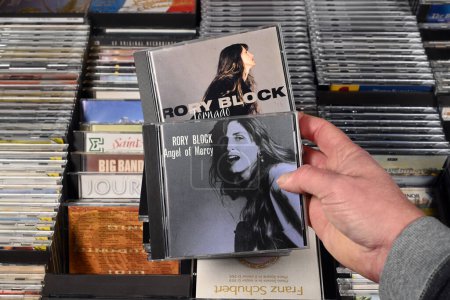 Téléchargez les photos : DRENTHE, PAYS-BAS - FÉVRIER 2024 : album CD : Rory Block - Angel of Mercy un disque CD sorti en 1994 du guitariste et chanteur de blues américain Rory Block, à vendre à une foire aux collectionneurs - en image libre de droit