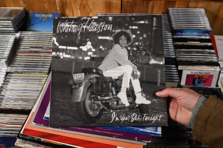 Foto de THE NETHERLANDS - FEBRERO 2024: a In1990 relaesed LP record "I 'm Your Baby Tonight" álbum de estudio del cantante estadounidense Whitney Houston, a la venta en una feria de coleccionistas - Imagen libre de derechos