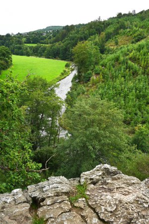 Der Fluss Ambleve von einem Felsen aus gesehen: Rocher de Warche, auf dem Hügel der belgischen Ardennen