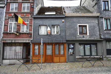 Téléchargez les photos : BELGIQUE - AOÛT 2023 : Façades recouvertes de tuiles d'ardoise de maisons belges authentiques, anciens locaux commerciaux, architecture traditionnelle d'une rue belge typique - en image libre de droit