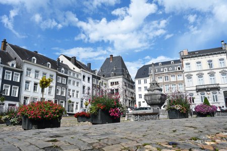 Place Saint Remacle, une place pavée dans le centre historique de Stavelot une ville dans les Ardennes belges.
