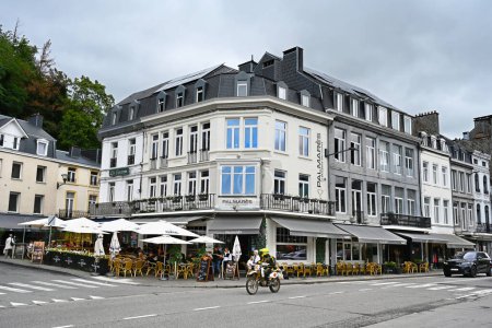 Téléchargez les photos : SPA, WALLONIA, BELGIQUE - AOÛT 2023 : Restaurants et terrasses dans le centre ville de Spa dans les Ardennes Belges - en image libre de droit