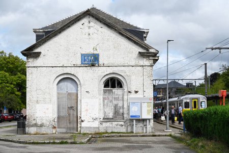Téléchargez les photos : SPA, BELGIQUE - AOÛT 2023 : Le bâtiment mal entretenu de la gare de Spa dans les Ardennes belges - en image libre de droit