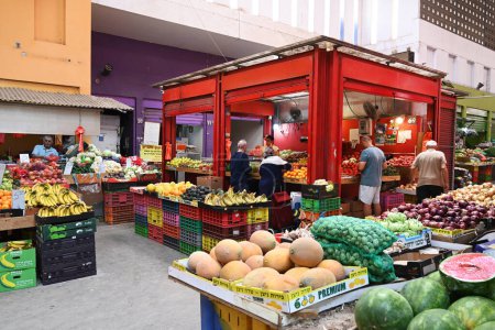 Téléchargez les photos : HADERA, ISRAEL MAI 2023 : Marchand de fruits et légumes dans une échoppe du marché intérieur - en image libre de droit