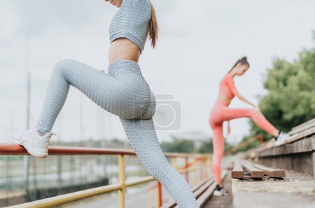 Un grupo de mujeres en forma y seguras que participan en ejercicios deportivos al aire libre en un parque de la ciudad. Se inspiran y motivan mutuamente en su búsqueda de un estilo de vida saludable y activo.