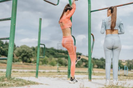 Chicas activas y en forma hacen ejercicio al aire libre en un parque urbano, inspirando un estilo de vida saludable y transformación corporal.