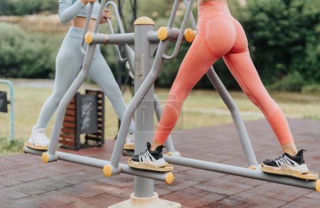 Chicas activas haciendo ejercicio e inspirándose en el parque urbano