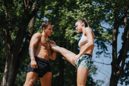 Aktive kaukasische Männer trainieren in einem sonnigen Park, dehnen sich, wärmen sich auf und bauen Seile ein. Ihre fitten Körper stehen beispielhaft für einen gesunden Lebensstil bei der Vorbereitung auf sportliche Herausforderungen.