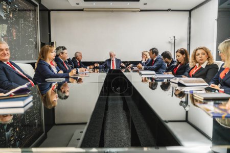 Líderes empresariales exitosos comparten ideas en una sala de conferencias de oficinas moderna