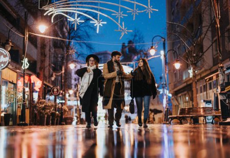 Un groupe de jeunes adultes se promenant sur une route urbaine après le crépuscule, illuminé par des décorations de rue festives et des lumières de ville.