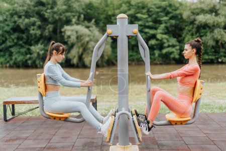 Chicas seguras y en forma participan en entrenamientos deportivos al aire libre, ejercicios cardiovasculares y estiramientos de piernas en un parque de la ciudad.