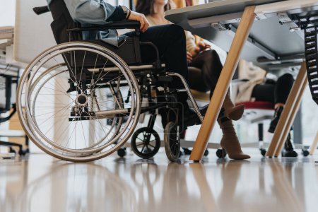 Foto recortada del empleado discapacitado en silla de ruedas que asistió a la reunión reunida en la mesa.