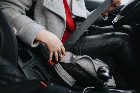 Empresarios empresariales que garantizan la seguridad mediante la fijación de cinturones de seguridad en un vehículo antes de un viaje.