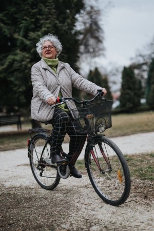 Femme mûre retraitée faisant du vélo à l'extérieur, jouissant d'un mode de vie actif et de liberté à la retraite.