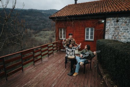 Drei Freunde teilen einen Moment der Musik und Entspannung auf der Veranda einer gemütlichen Holzhütte inmitten der Natur.