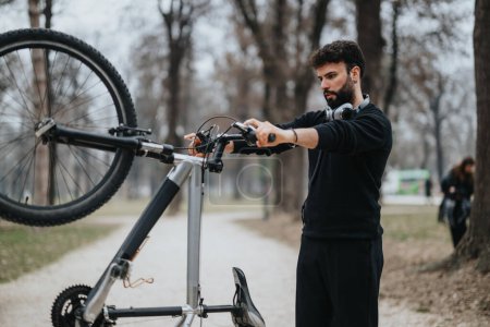Ein nachdenklicher Unternehmer, der sich im Freien fit hält und sein Fahrrad in einem ruhigen Park abstellt.