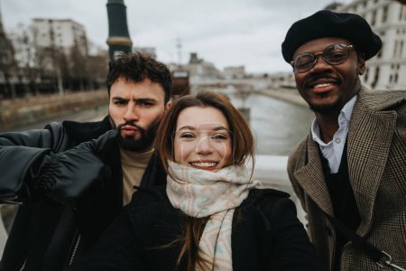 Un grupo multiétnico de jóvenes socios de negocios disfrutando de un momento casual, tomando una selfie juntos en un entorno urbano.