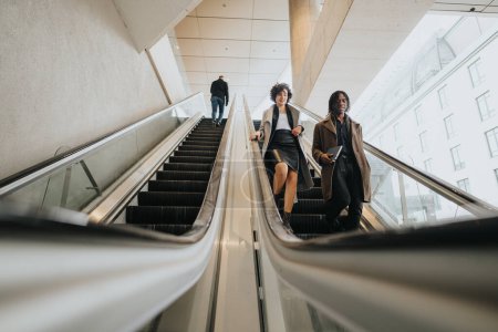 gens d'affaires professionnels sur l'escalator dans un immeuble de bureaux moderne.