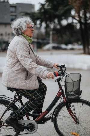 Aktives Senioren-Stadtleben durch eine Frau, die an einem bewölkten Tag Fahrrad fährt, was für spätere Lebensfreude steht.