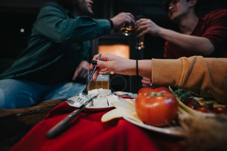 Una escena muy unida de amigos compartiendo una comida en casa, destacando una bandeja de queso y una conexión íntima.