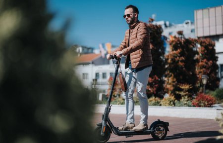 Profesionales de negocios se reúnen al aire libre utilizando e-scooters como un modo de viaje ecológico para los compromisos de trabajo