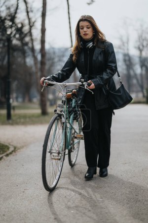Elegante mujer de negocios caminando con una bicicleta en un entorno de parque urbano, mostrando el transporte sostenible en la ciudad.