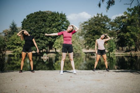 Fitte Mädchen genießen sportliche Aktivitäten im Freien in einem sonnigen Stadtpark.