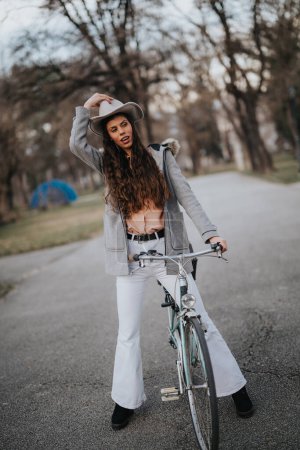 Elegante Geschäftsfrau mit Fahrrad macht gemütliche Pause in ruhiger Parklandschaft