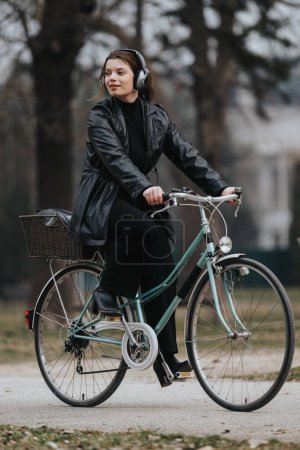 Umweltfreundliche Geschäftsfrau, die im Stadtpark mit dem Fahrrad pendelt und das Leben in der Stadt genießt.