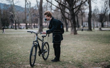 Professionnel d'entreprise se détendre à vélo dans un cadre paisible parc, embrassant un équilibre travail-vie privée