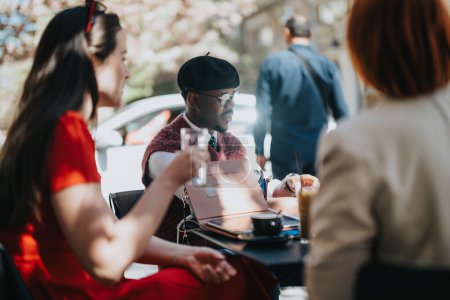 Diverse Unternehmer in Freizeitkleidung bei einer Teamwork-getriebenen Strategiesitzung bei Kaffee im Freien.