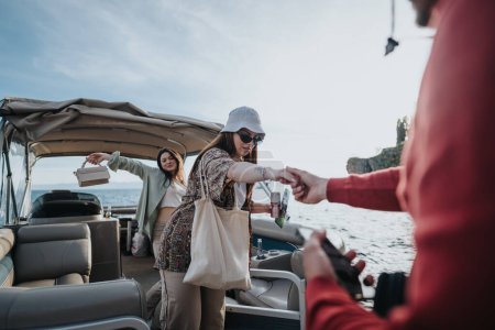 Barquero útil dando una mano a una mujer con estilo bajando de un barco de ocio en un día soleado