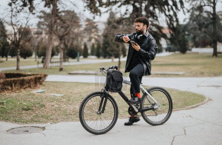 Un entrepreneur d'affaires moderne en tenue décontractée intelligente multitâches sur son vélo, combinant sans effort fitness et travail.