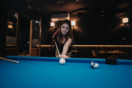 Eine junge Frau nimmt an einem freundschaftlichen Poolspiel teil und zeigt Konzentration und Freude in einer Freizeitkulisse.