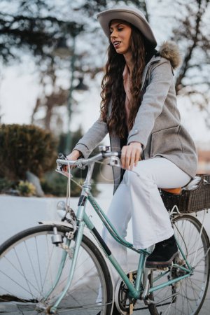 Eine professionelle Geschäftsfrau in stylischem Outfit mit Fahrrad in einem Stadtpark während einer Freizeitpause.