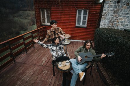 Zwei Freunde entspannen mit einer Gitarre auf einer gemütlichen Veranda und verströmen ein ruhiges, zufriedenes Ambiente in einem rustikalen Ambiente.