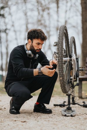 Entrepreneur concentré prenant une pause pour réparer son vélo à l'extérieur, mettant en valeur les compétences multitâches et de résolution de problèmes.