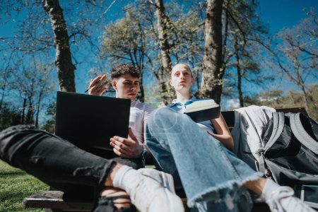 Jóvenes amigos que se dedican a estudiar en grupo al aire libre, compartiendo conocimientos e ideas mientras disfrutan de la naturaleza en el parque.