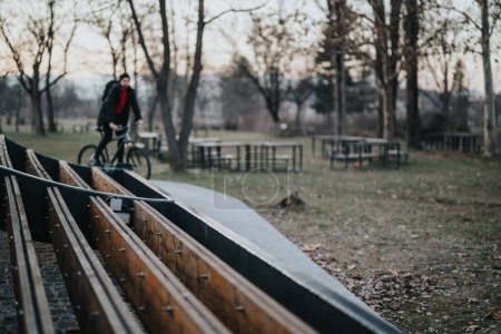 Un hombre adulto disfruta de un paseo en bicicleta casual en un carril bici en un parque tranquilo mientras se pone el sol, abrazando una noche tranquila.